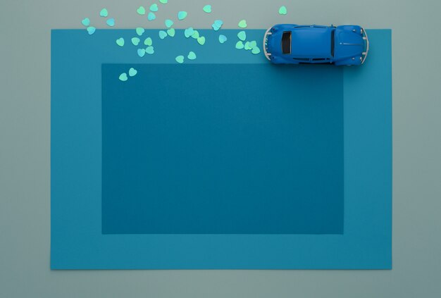 Foto el coche de juguete azul en algunas capas enmarca el fondo del papel azul.