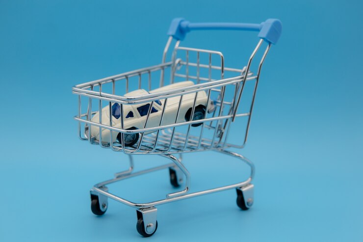 Foto coche de juguete en carrito de compras