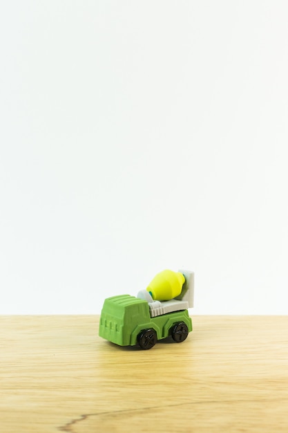Foto el coche del juguete de la construcción en la imagen de fondo blanca.