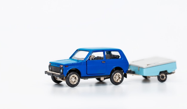 Coche de juguete una copia en miniatura de un coche retro con remolque