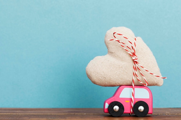 Coche de juguete con un corazón de amor Día de San Valentín concepto de día de la madre