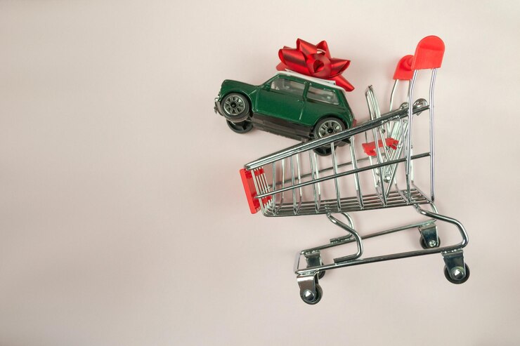 Foto el coche de juguete está en la parte superior de un carrito de compras