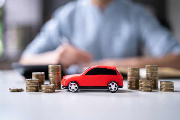 Coche de juguete en el frente