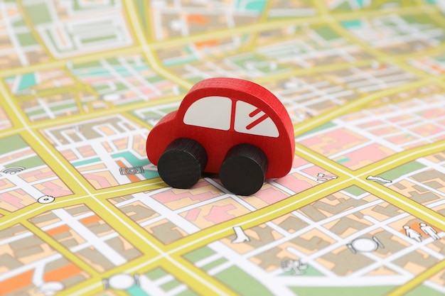 Coche de juguete rojo en el mapa de la ciudad Viaje por carretera