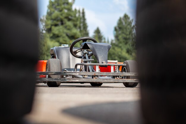 Un coche de karts está parado en la carretera esperando al conductor. Coches de karting para niños y adultos.