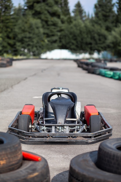 Foto un coche de karts está parado en la carretera esperando al conductor. coches de karts para niños y adultos.