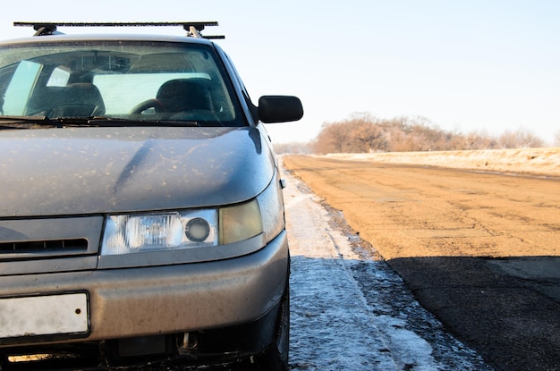 Coche a un lado de la carretera en invierno