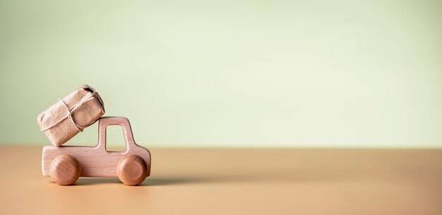 Coche de madera con bolsa o regalo con espacio para texto El concepto de ecología de vacaciones de entrega