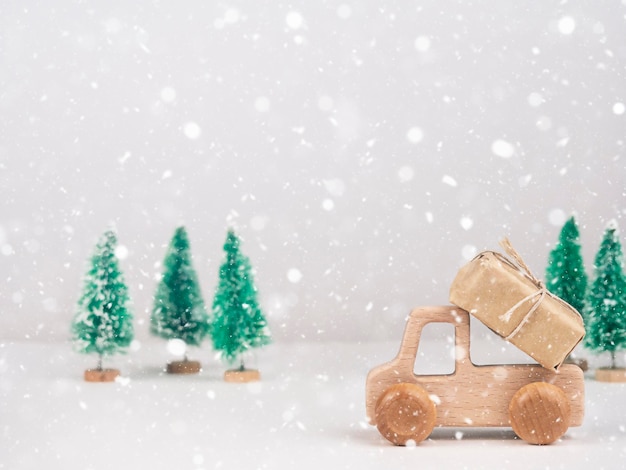 El coche de madera lleva un regalo Concepto de Navidad y Nochevieja