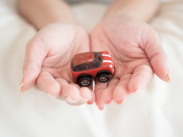 coche en mano femenina