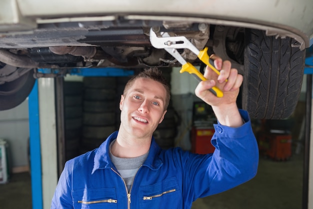 Coche mecánico de reparación con alicates ajustables