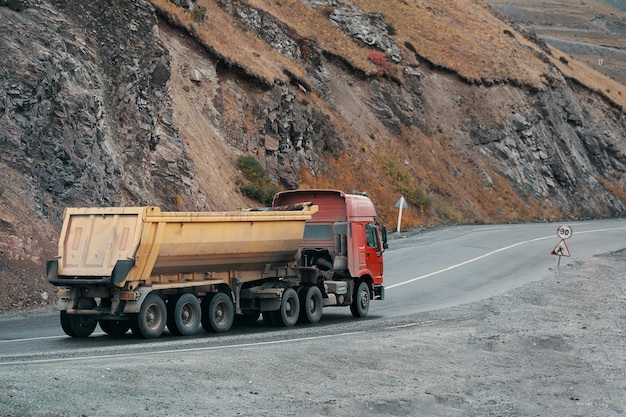 Coche en las montañas.