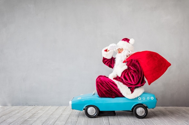 Foto coche de montar a caballo de santa claus