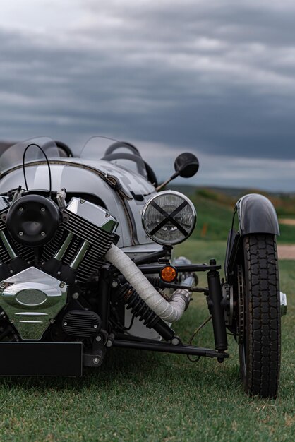 Coche Morgan 3 Wheeler en un campo verde