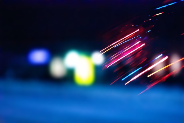 Coche de movimiento de alta velocidad y rastro de luz de colores Coche borroso de movimiento en el concepto de calle de la ciudad