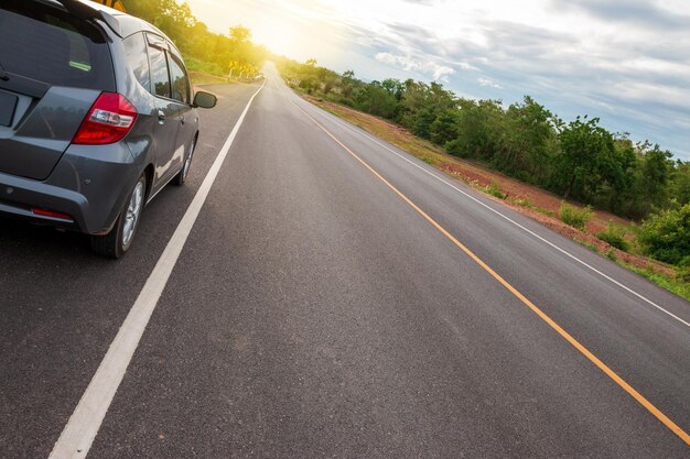 Foto coche en movimiento en la carretera