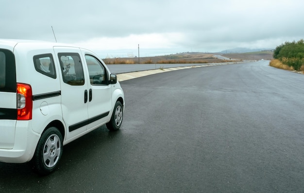 Foto coche en movimiento en carretera