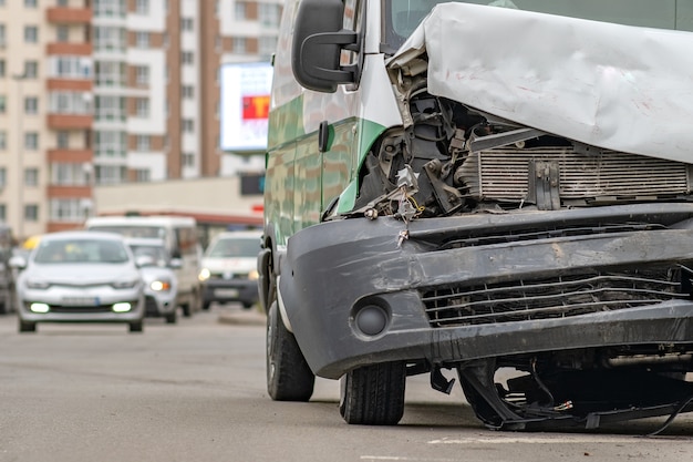 Coche muy dañado después de un accidente automovilístico en una calle de la ciudad.