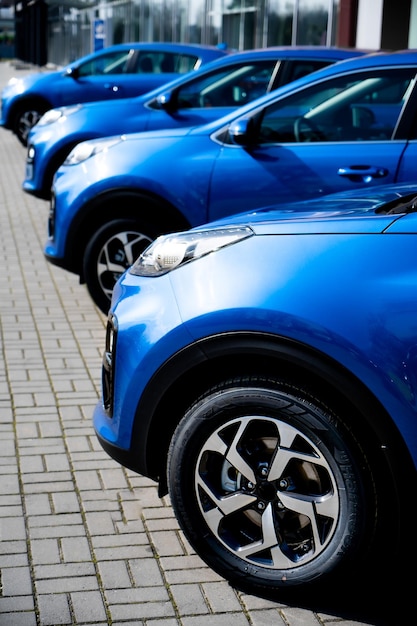 Foto coche de negocios azul con luces delanteras brillantes de color brillante