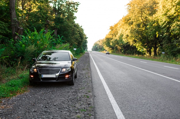 Foto coche negro en carretera asfaltada