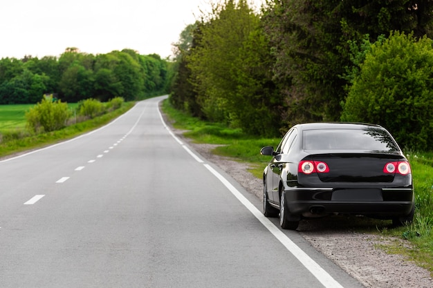 Coche negro en carretera asfaltada