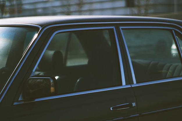Un coche negro en el estacionamiento.