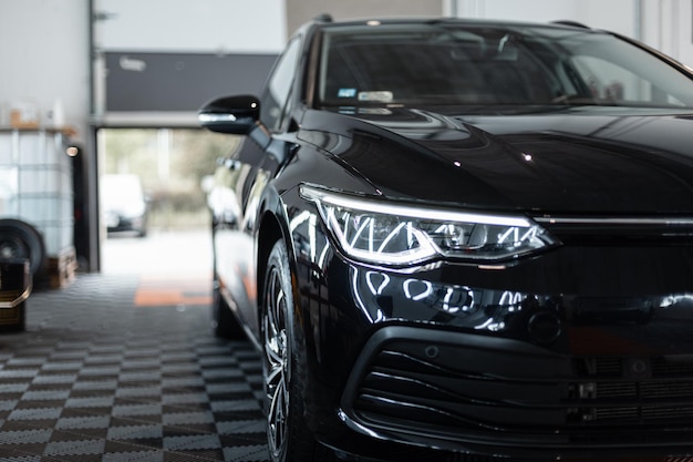 Coche negro moderno en el garaje Cuidado del coche Detalles y lavado del coche