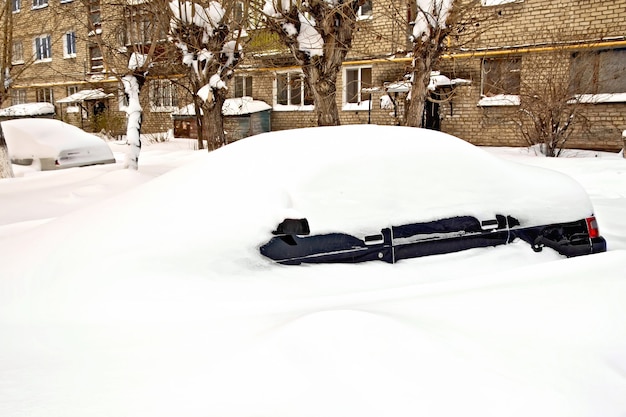 Coche nevado hasta el techo en una gran nevada