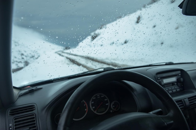 Coche con nieve en la ventana