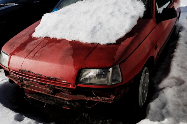 Coche oxidado olvidado