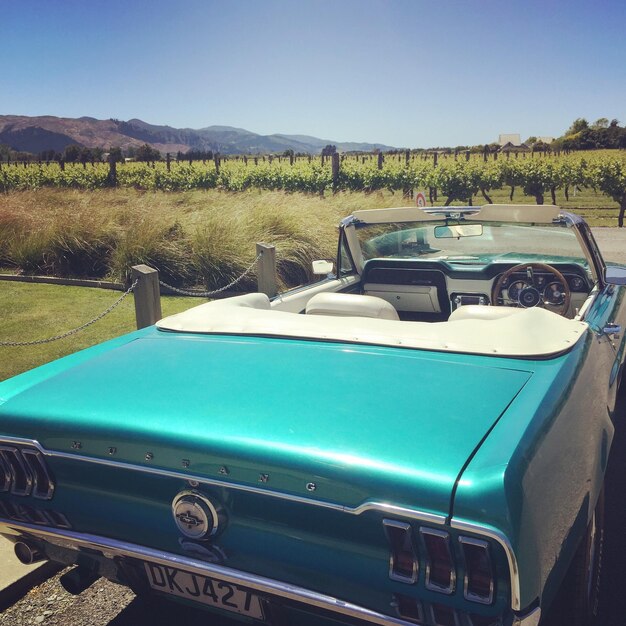 Foto coche en el paisaje contra el cielo despejado