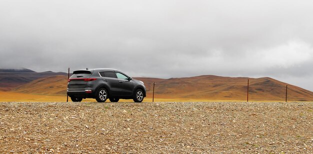 Foto coche de pasajeros gris en la vía natural de la autopista chui tract de mongolia chui estepa rusia