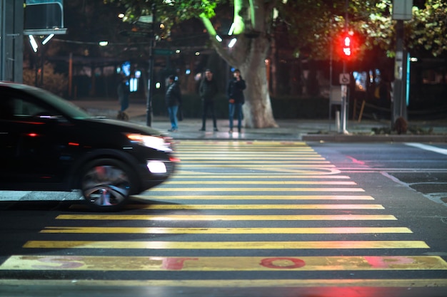 Coche en paso de peatones en la noche