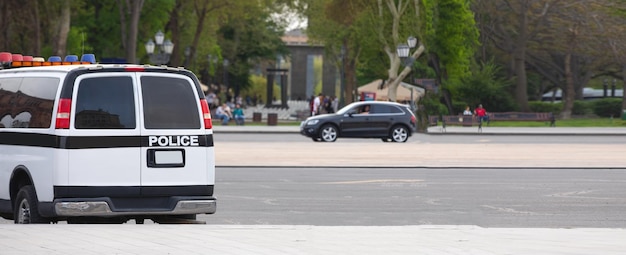 El coche patrulla en la policía de la ciudad