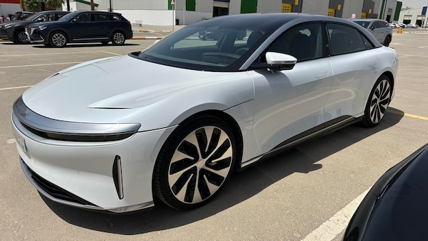 un coche plateado con el número 2 en el lado