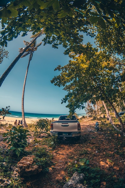 Foto coche en la playa del caribe