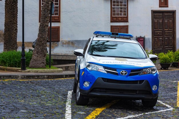 Foto coche de policía etiquetados policia local en la puerta españa la orotava