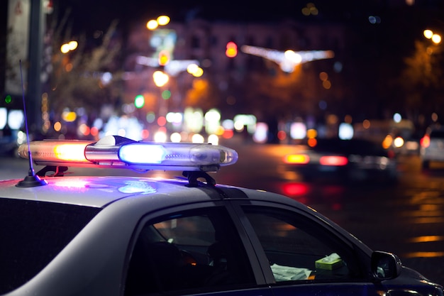 Foto coche de policía por la noche