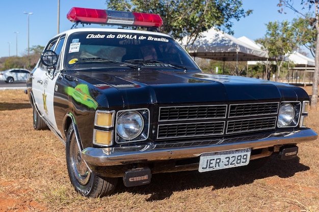 Coche de policía típico Opala año 1979.