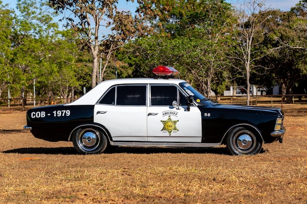 Coche de policía típico Opala año 1979.