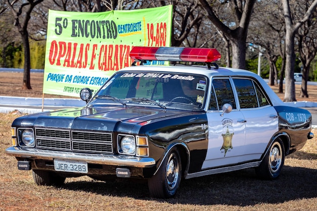 Coche de policía típico Opala año 1979.