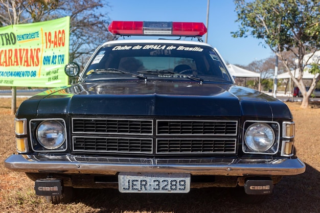 Coche de policía típico Opala año 1979.