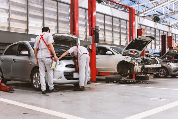 Coche de primer plano en taller de reparación y carrocería.