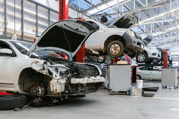 Coche de primer plano en taller de reparación y carrocería.