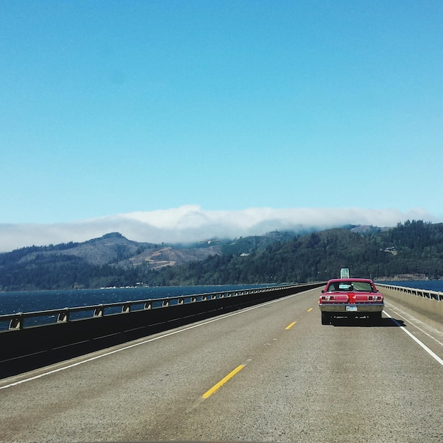 Foto coche en el puente contra el cielo