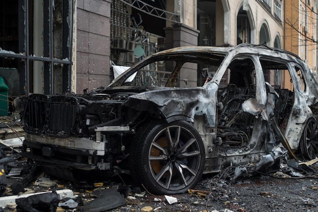 un coche que tiene la palabra "fuego" en él