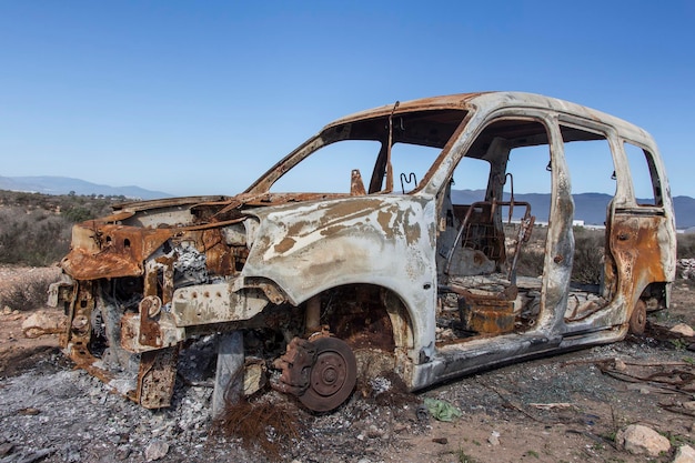 Coche quemado coche abandonado destruido bo fuego mini furgoneta