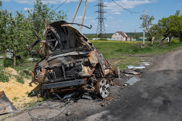 Coche quemado y roto Guerra en Ucrania 2022 Misiles rusos en Kharkiv Ucrania Agresión rusa