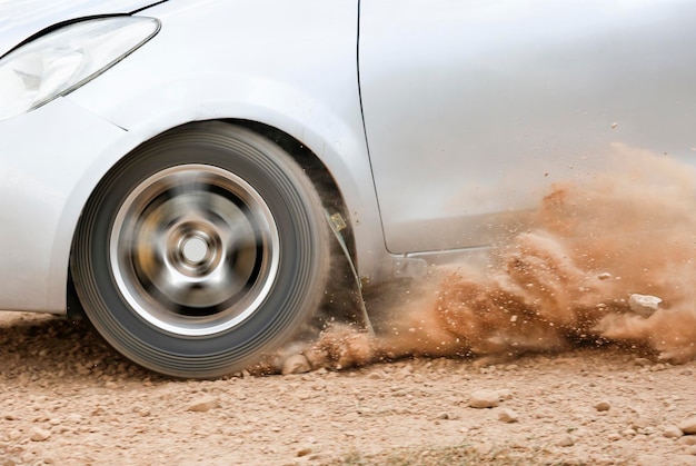 Foto coche de rally en pista de tierra