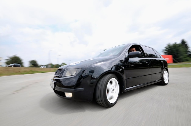 Coche rápido moviéndose con desenfoque de movimiento